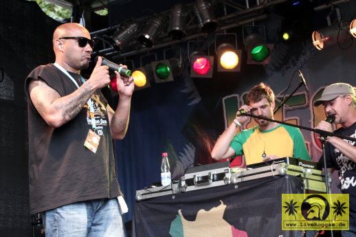 Grooving Smokers Showcase with D-Flame, Ganjaman and Goldi 20. Reggae Jam Festival - Bersenbrueck 03. August 2014 (1).JPG